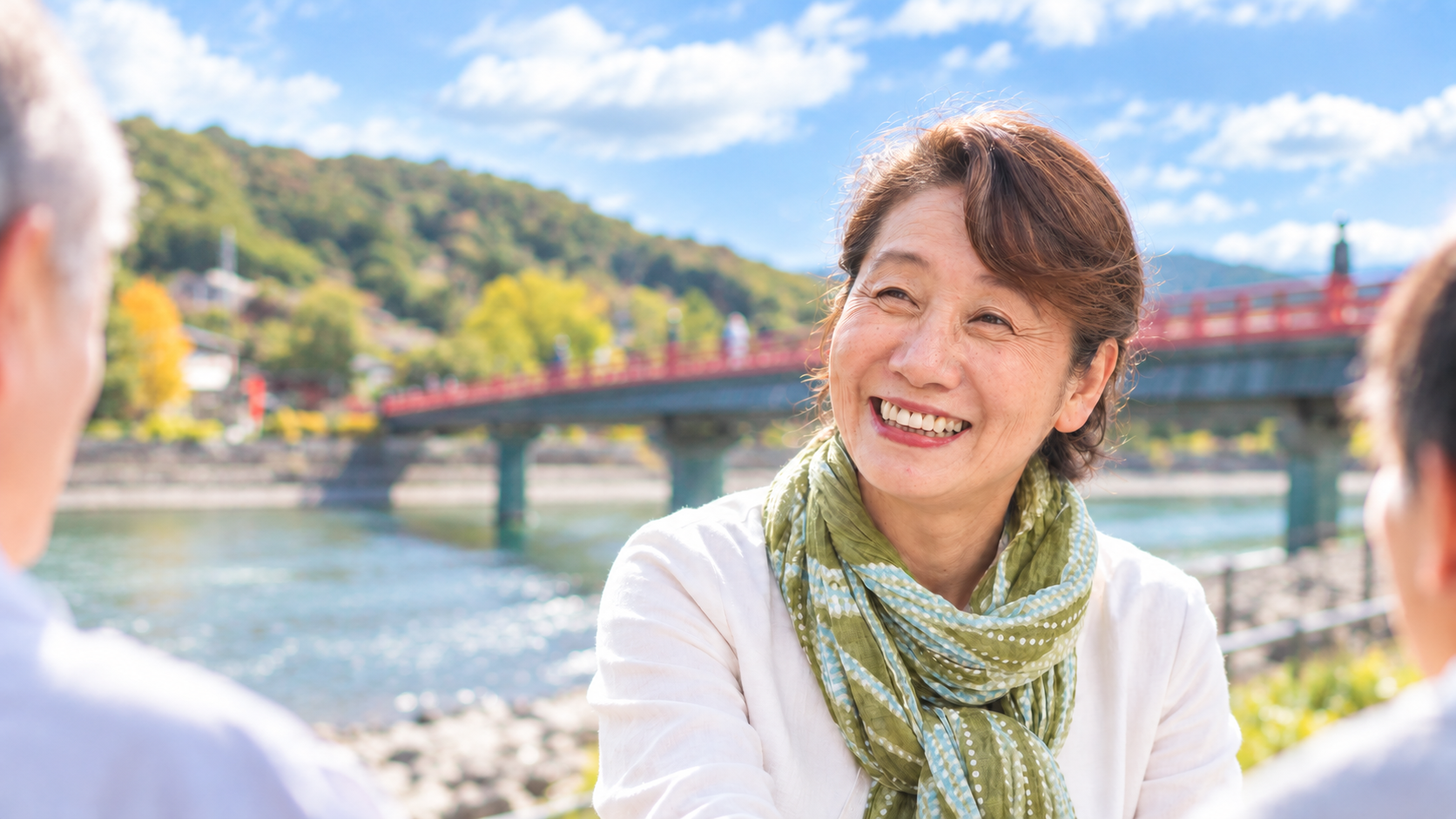 宇治の橋と川を背景にした佐々木まゆみの合成写真